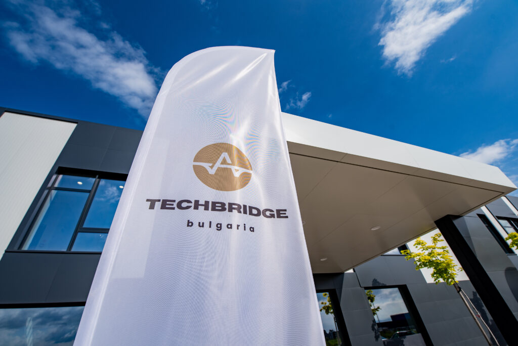 Die Flagge vor dem Firmeneingang von TechBridge Bulgaria in Bozhuriste